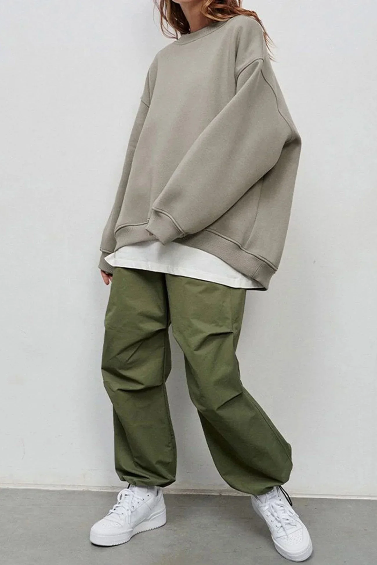 Women's Oversized sweatshirt with round neck - Image 10